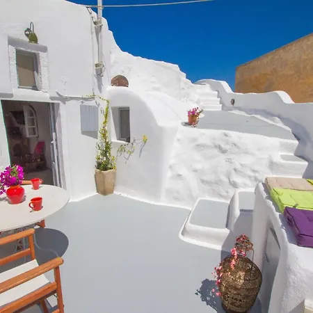 Anatoli Cave House-by Thireon Foinikiá